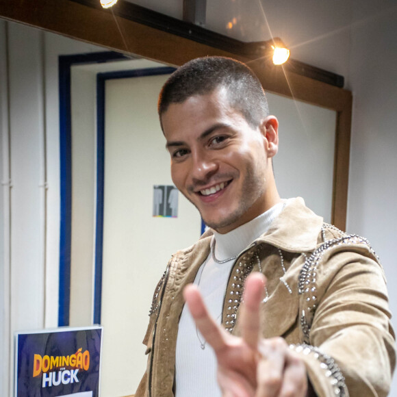 Arthur Aguiar assumiu namoro com Jheny Santucci no feriado de Corpus Christi em junho de 2023