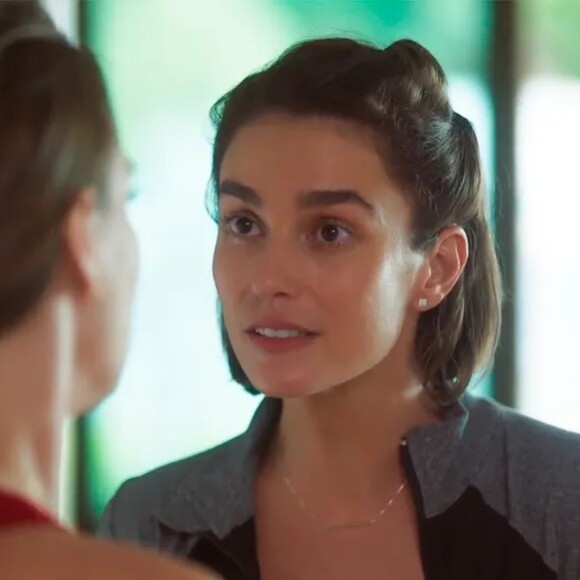 Helena (Priscila Sztejnman) se irrita com comportamento de Clara (Regiane Alves) pelo namoro de Kate (Clara Moneke) e Rafael (Caio Manhete) na novela 'Vai na Fé'