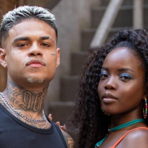 Kate (Clara Moneke) que já flertou com Hugo (MC Cabelinho) e foi amante de Theo (Emilio Dantas) é agora namroada de Rafael (Caio Manhete) na novela 'Vai na Fé'