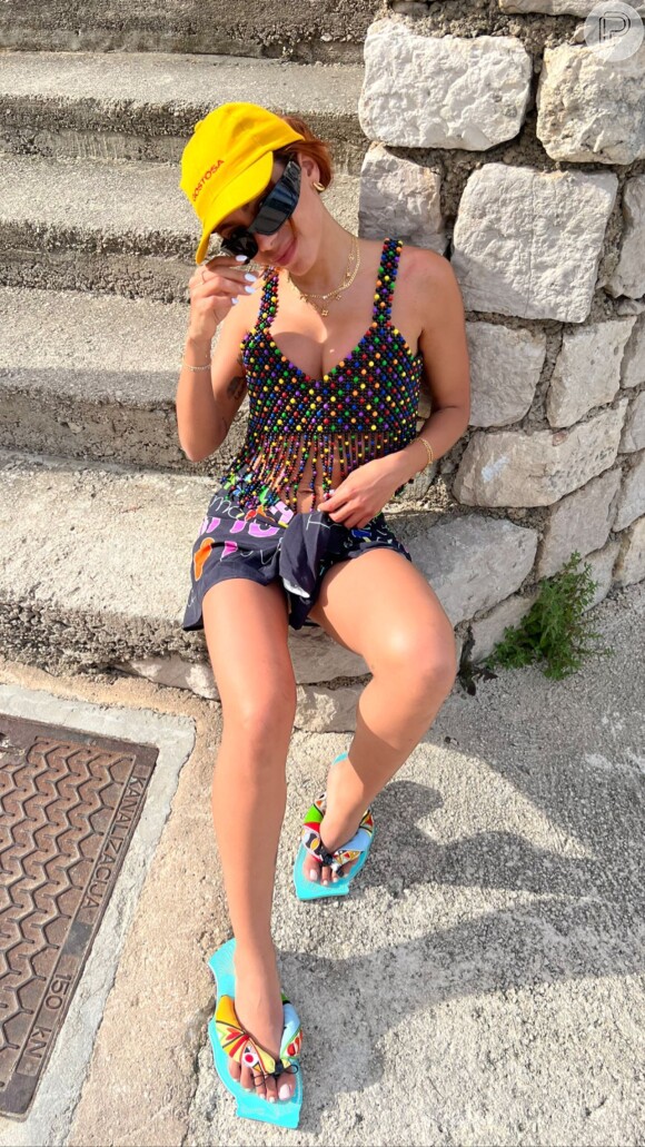 Anitta exibiu um 'chinelo' colorido e de formato muito diferente durante a viagem