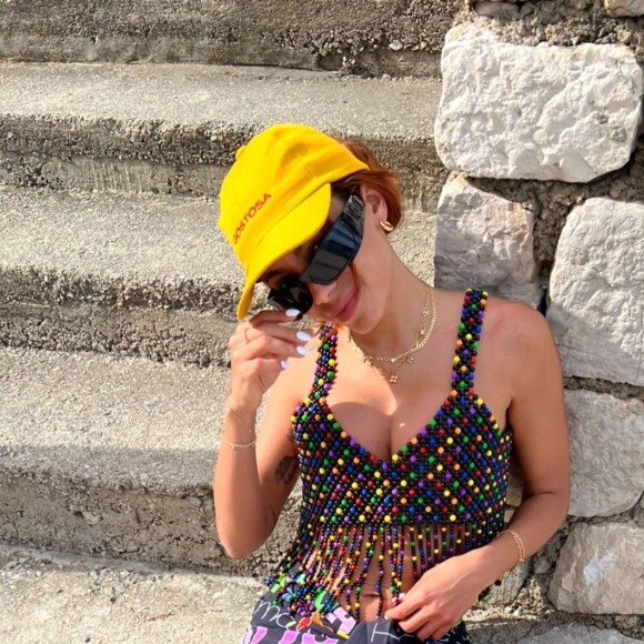 Anitta exibiu um 'chinelo' colorido e de formato muito diferente durante a viagem