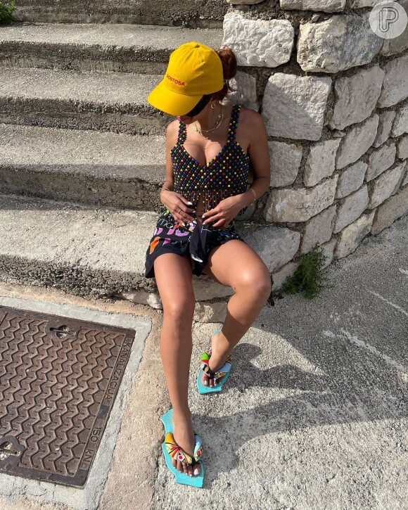 Ela amou! Anitta postou diversas fotos da sandália em seu perfil no Instagram