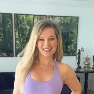 Joice Hasselmann exibe uma barriga chapada com frequência em seu perfil alternativo