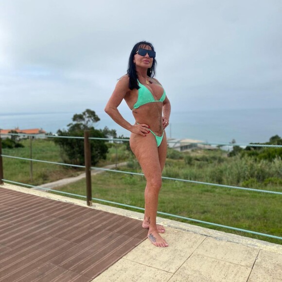 Gretchen arrancou suspiros dos fãs na manhã desta sexta-feira (16) ao publicar uma série de fotos só de biquíni
