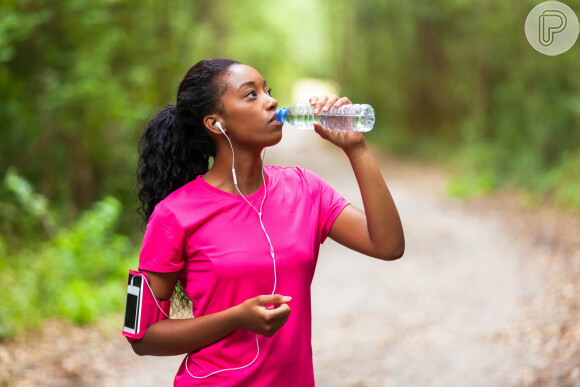 Ingerir mais água também melhora sua performance na prática de exercícios