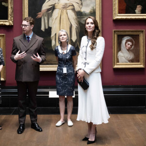 Kate Middleton visitou National Gallery com look preto e branco plissado