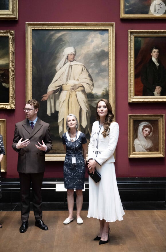 Kate Middleton visitou National Gallery com look preto e branco plissado