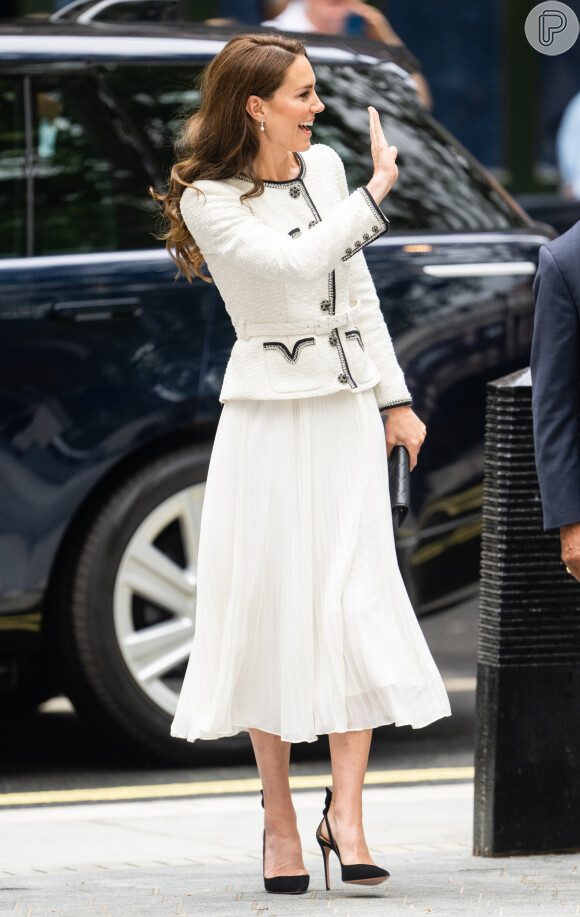 Look de Kate Middleton tinha vestido 2 em 1 como destaque: a peça parece ser um casaco e uma saia