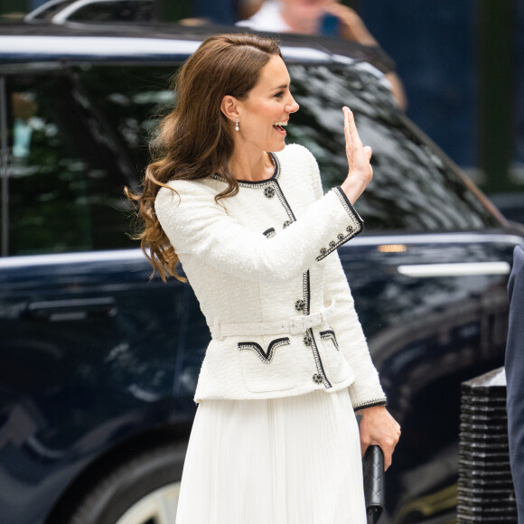 Look de Kate Middleton tinha vestido 2 em 1 como destaque: a peça parece ser um casaco e uma saia