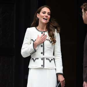 Kate Middleton combinou preto e branco de modo elegante em novo look