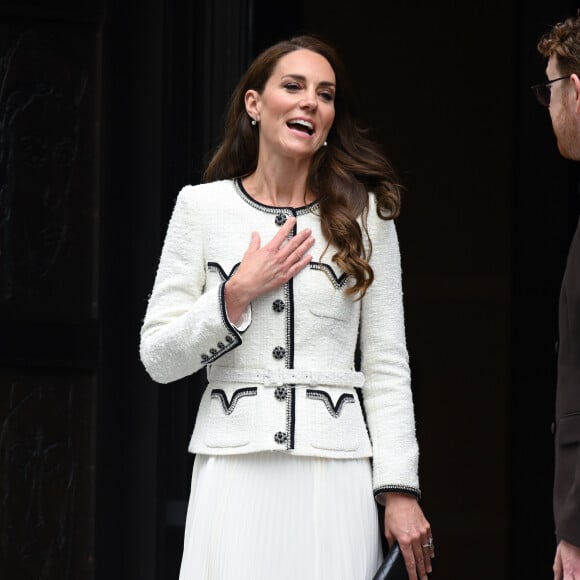 Kate Middleton combinou preto e branco de modo elegante em novo look