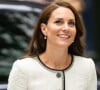 Kate Middleton usa Chanel e vestido híbrido em look incomum para inesperada aparição em Londres