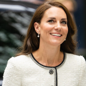 Kate Middleton usa Chanel e vestido híbrido em look incomum para inesperada aparição em Londres