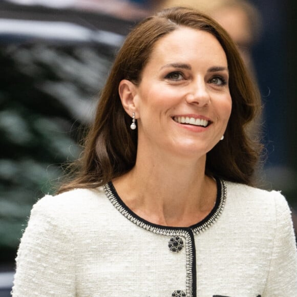 Kate Middleton usa Chanel e vestido híbrido em look incomum para inesperada aparição em Londres