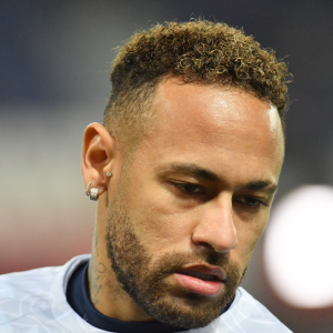 Após ser acusado de ter traído a namorada, ironizado a situação, Neymar assume tudo.