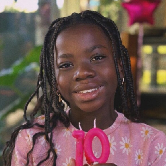 Títi Gagliasso comemora 10 anos com festa temática da Wandinha!