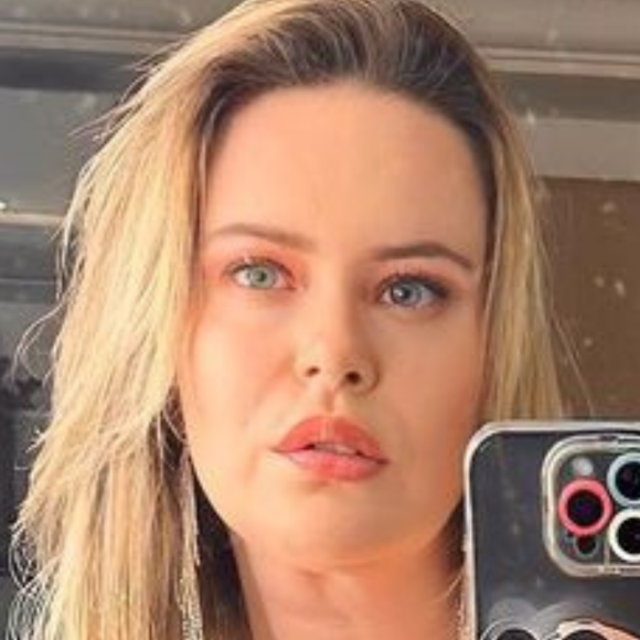 Mari Bridi exibe barriga tanquinho em look all black e fãs babam: 'Gata'