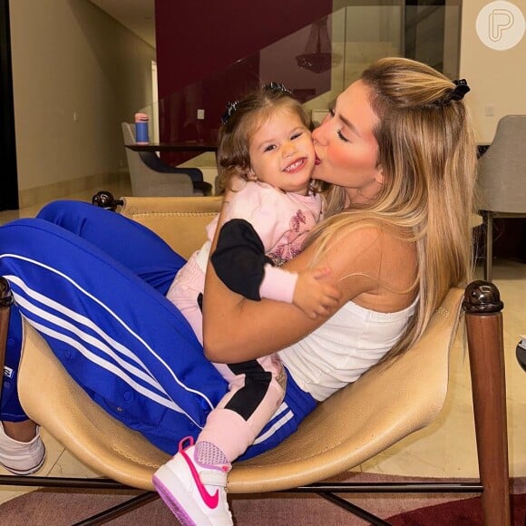 Virgínia Fonseca publicou uma foto beijando a filha mais velha, Maria Alice