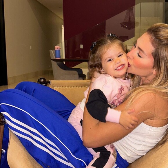 Virgínia Fonseca publicou uma foto beijando a filha mais velha, Maria Alice