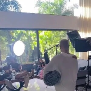Xuxa recebe equipe na sua mansão para uma entrevista.
