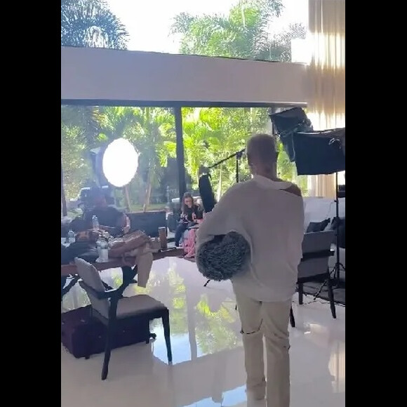 Xuxa recebe equipe na sua mansão para uma entrevista.