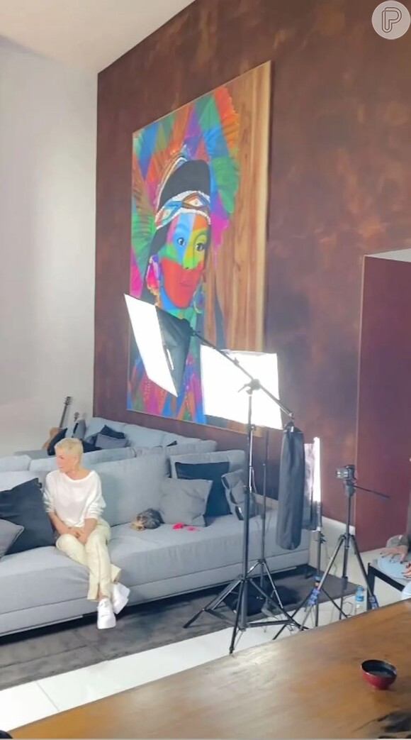 Xuxa tem em sua mansão uma obra feita pela artista Rose Samara.