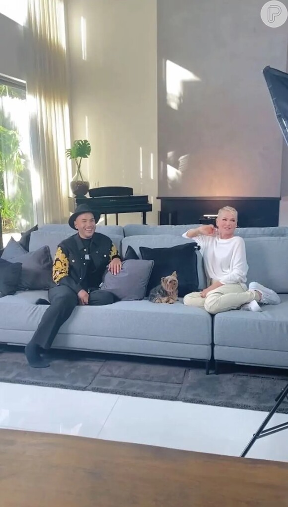 Xuxa recebeu Hugo Gloss em sua mansão para uma entrevista.