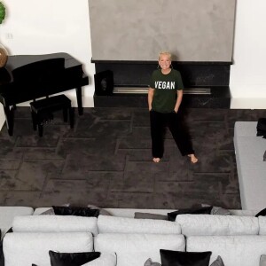 Xuxa abriu as portas da sua mansão e mostrou que tem um piano, uma pintura enorme de uma mulher indígena e até um sofá vegano.