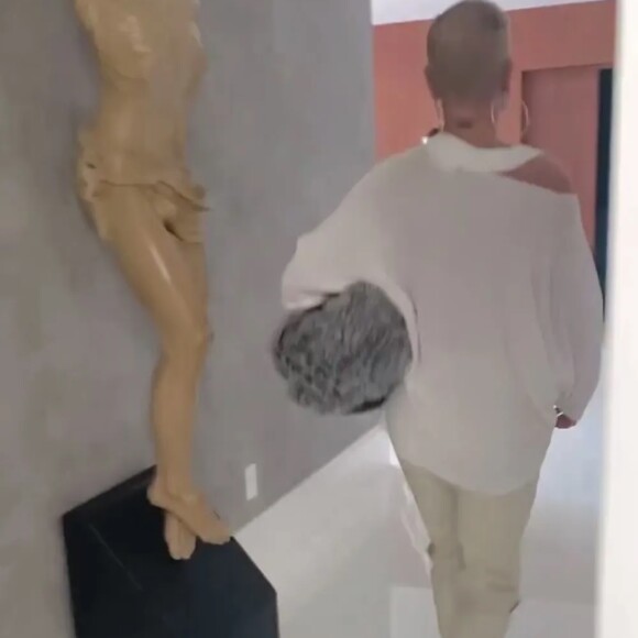 Xuxa tem uma escultura grande de Jesus Cristo em sua mansão.