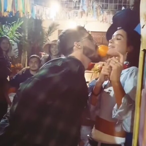Bruna Marquezine e João Guilherme foram flagrados em clima de intimidade na festa junina da atriz