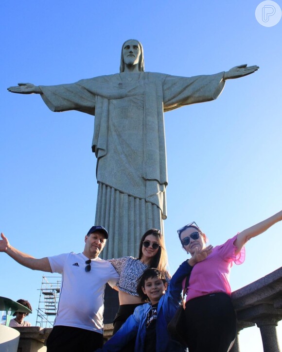 Novo affair de Rafael Cardoso, Thais Fusther posa com a família em viagem ao Rio de Janeiro em junho de 2023