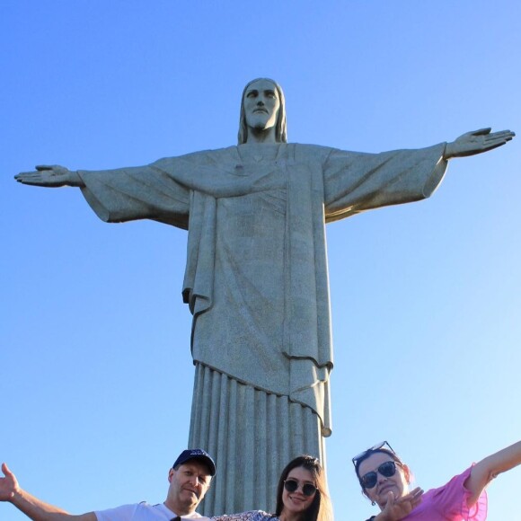 Novo affair de Rafael Cardoso, Thais Fusther posa com a família em viagem ao Rio de Janeiro em junho de 2023