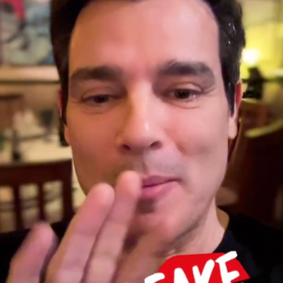 Celso Portiolli ainda fez questão de mostrar as mãos para provar que os dedos permaneciam intactos
