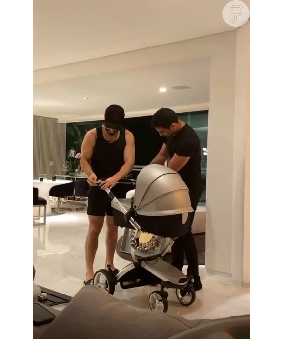 Alok comprou um carrinho de bebê grifado para o filho, Ravi. O acessório de luxo é da marca Harrods e custa, aproximadamente, R$16 mil