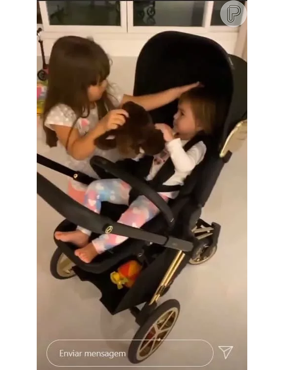 Zoe, filha de Sabrina Sato e Duda Nagle, usou carrinho de bebê grifado. O modelo Cybex Priam foi assinado por Jeremy Scott quando ainda era diretor criativo da Moschino