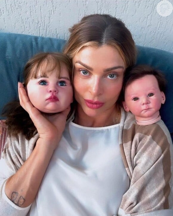 Grazi Massafera postou com duas cabeças que 'virão' a ser suas filhas em um filme.