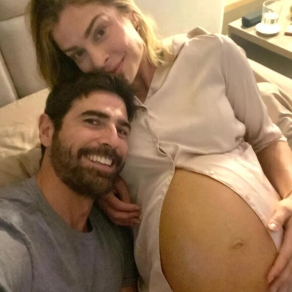 Grazi Massafera surgiu com um barrigão de grávida ao lado de Reynaldo Gianecchini.