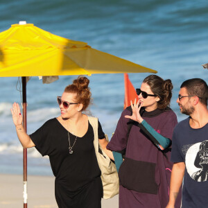 Thiaguinho, Carol Peixinho, Fernanda Souza e Eduarda Porto foram flagrados na praia da Barra da Tijuca, Zona Oeste do Rio