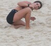 Jade Picon cai de cara na areia durante partida de vôlei de praia na Barra da Tijuca, Rio de Janeiro
