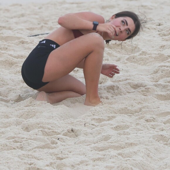 Jade Picon cai de cara na areia durante partida de vôlei de praia na Barra da Tijuca, Rio de Janeiro