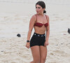 Jade Picon exibe corpo sarado e tanquinho em treino na praia da Barra da Tijuca