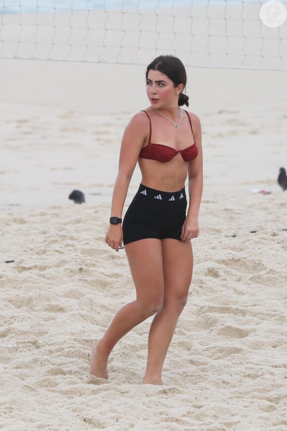Jade Picon exibe corpo sarado e tanquinho em treino na praia da Barra da Tijuca