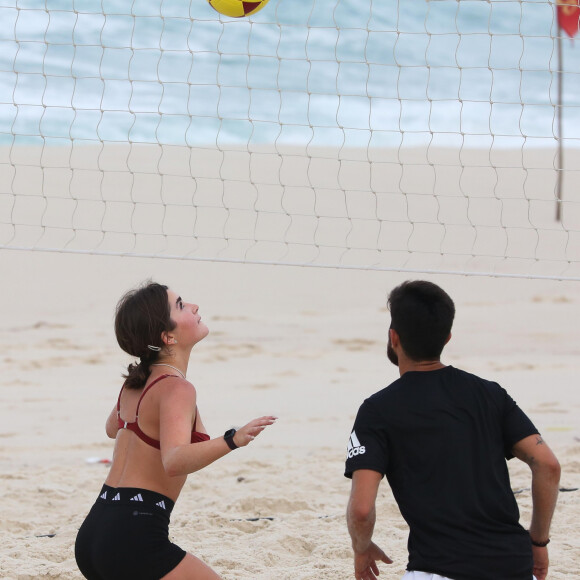 Jade Picon acorda 5h30 para treinar na praia da Barra da Tijuca