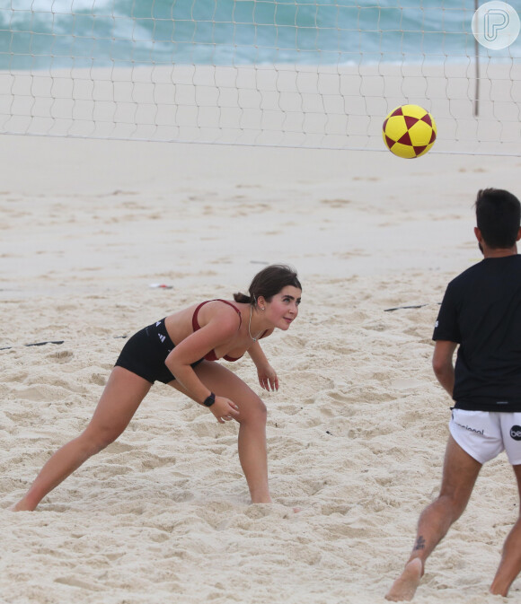 Jade Picon usa top vermelho e short preto da Adidas em treino na Barra da Tijuca