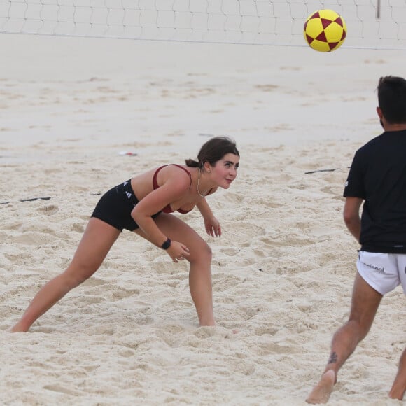 Jade Picon usa top vermelho e short preto da Adidas em treino na Barra da Tijuca