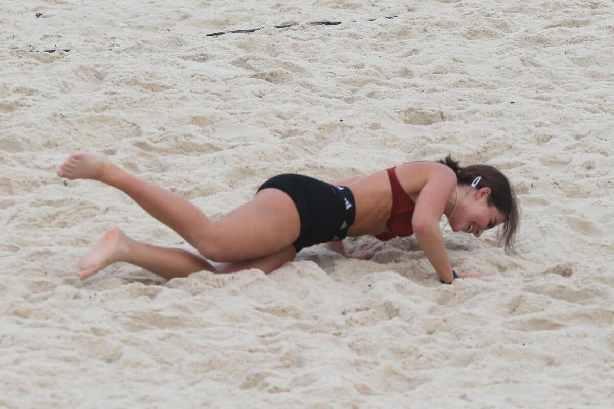 Foto: Flagra do momento exato em que Jade Picon cai de cara na areia  durante treino na Barra da Tijuca - Purepeople