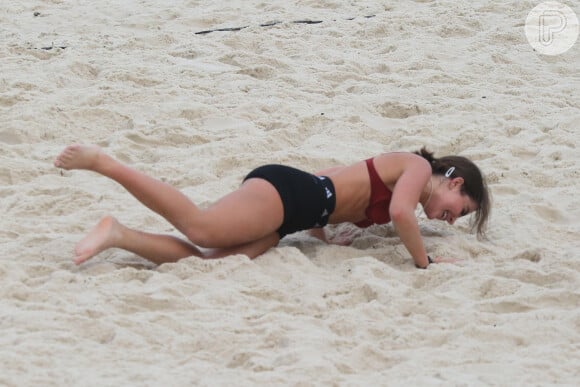 Flagra do momento exato em que Jade Picon cai de cara na areia durante treino na Barra da Tijuca