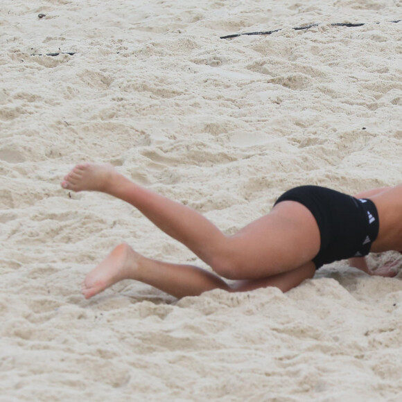 Flagra do momento exato em que Jade Picon cai de cara na areia durante treino na Barra da Tijuca