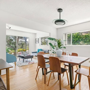 Mansão de Isis Valverde e Marcus Buaiz conta com um jardim deslumbrante e piso de madeira