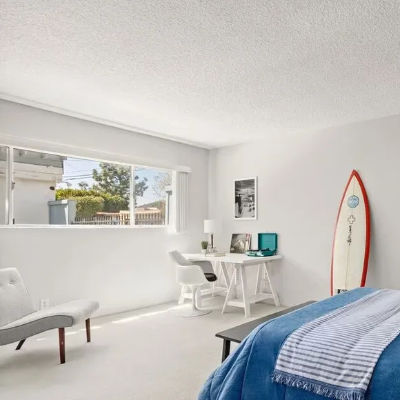 Mansão de Isis Valverde e Marcus Buaiz é ampla e cheia de luz natural